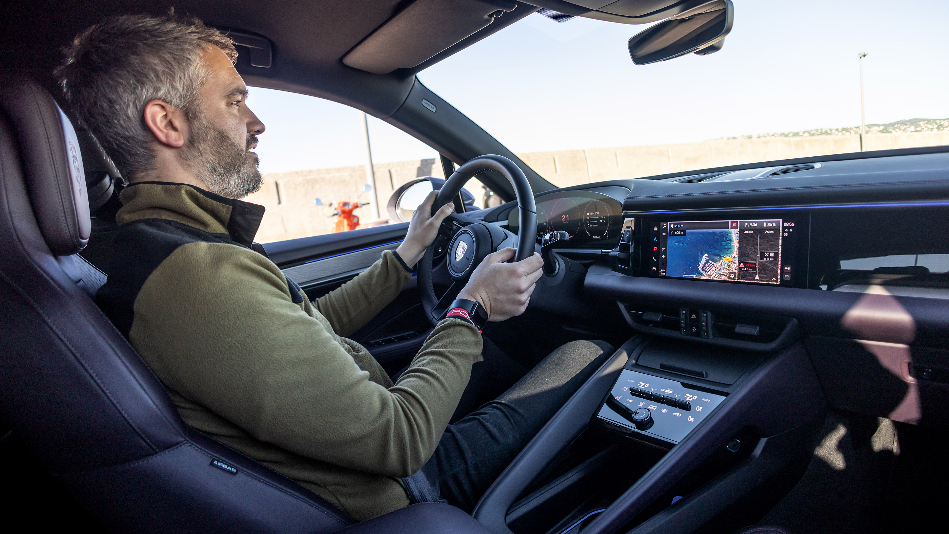 Porsche Macan Electric interior staff