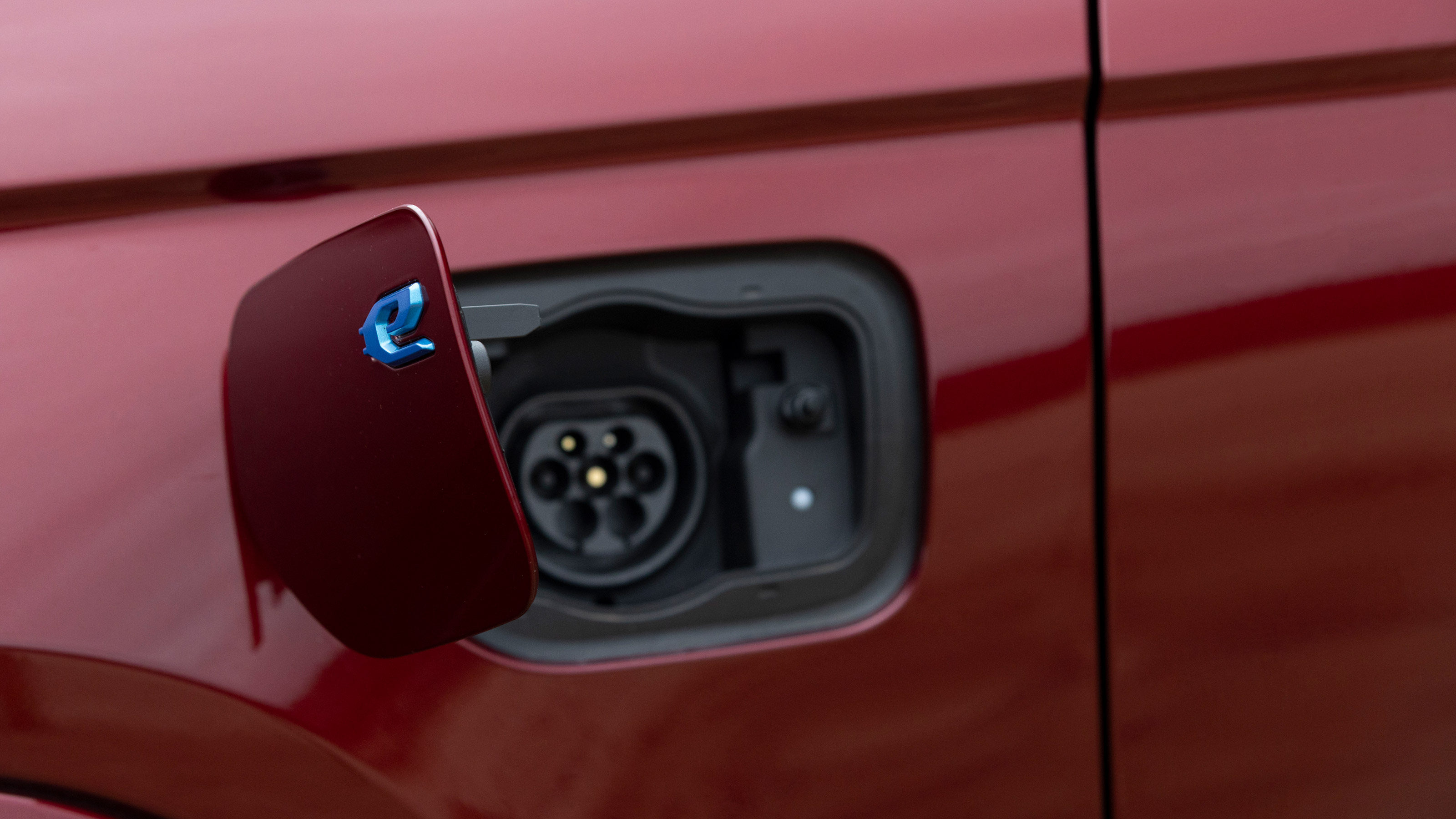 Jeep Grand Cherokee charging flap