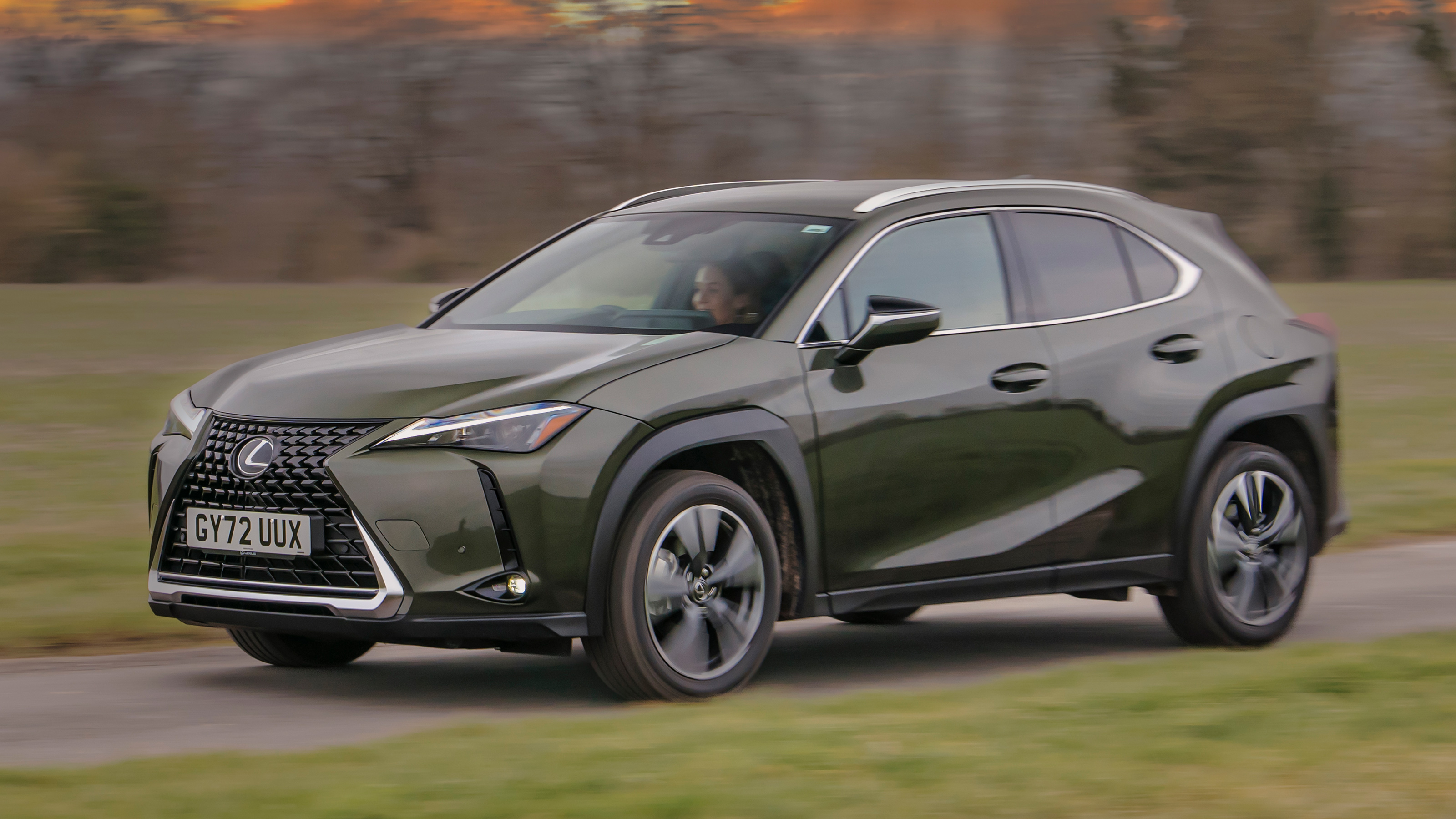 Lexus UX 2024 front quarter dynamic