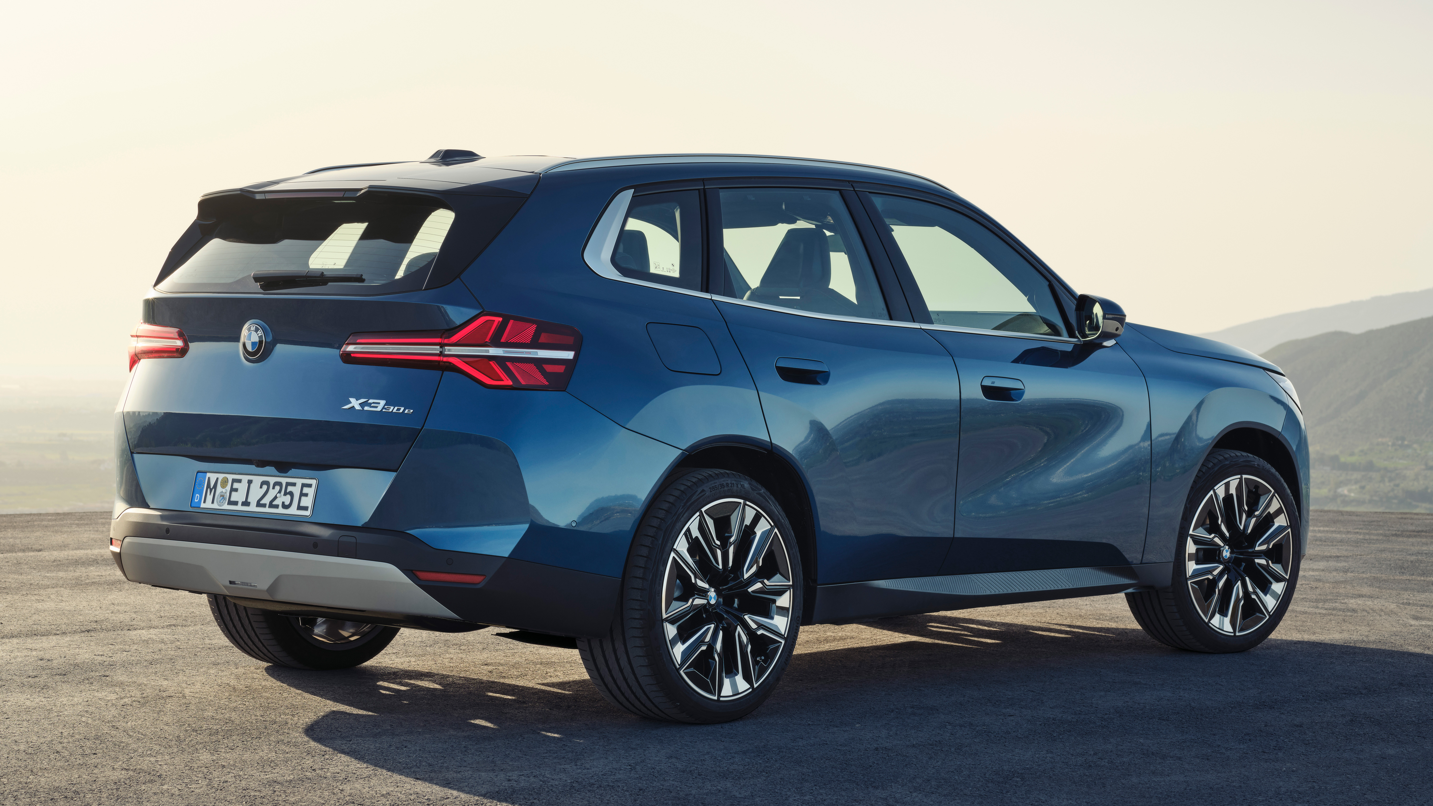 2024 BMW X3 rear quarter static