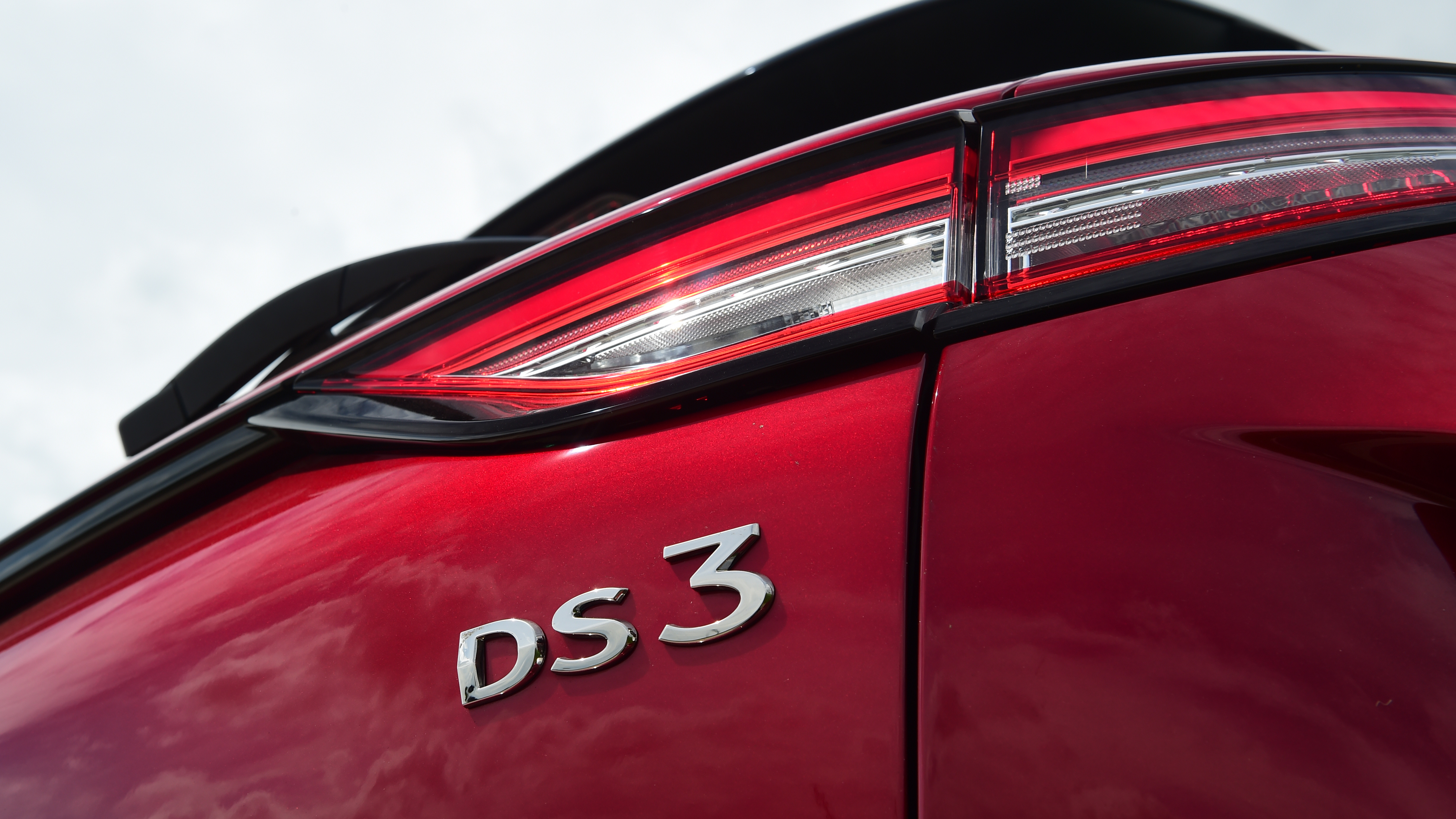 DS 3 E-Tense rear badge