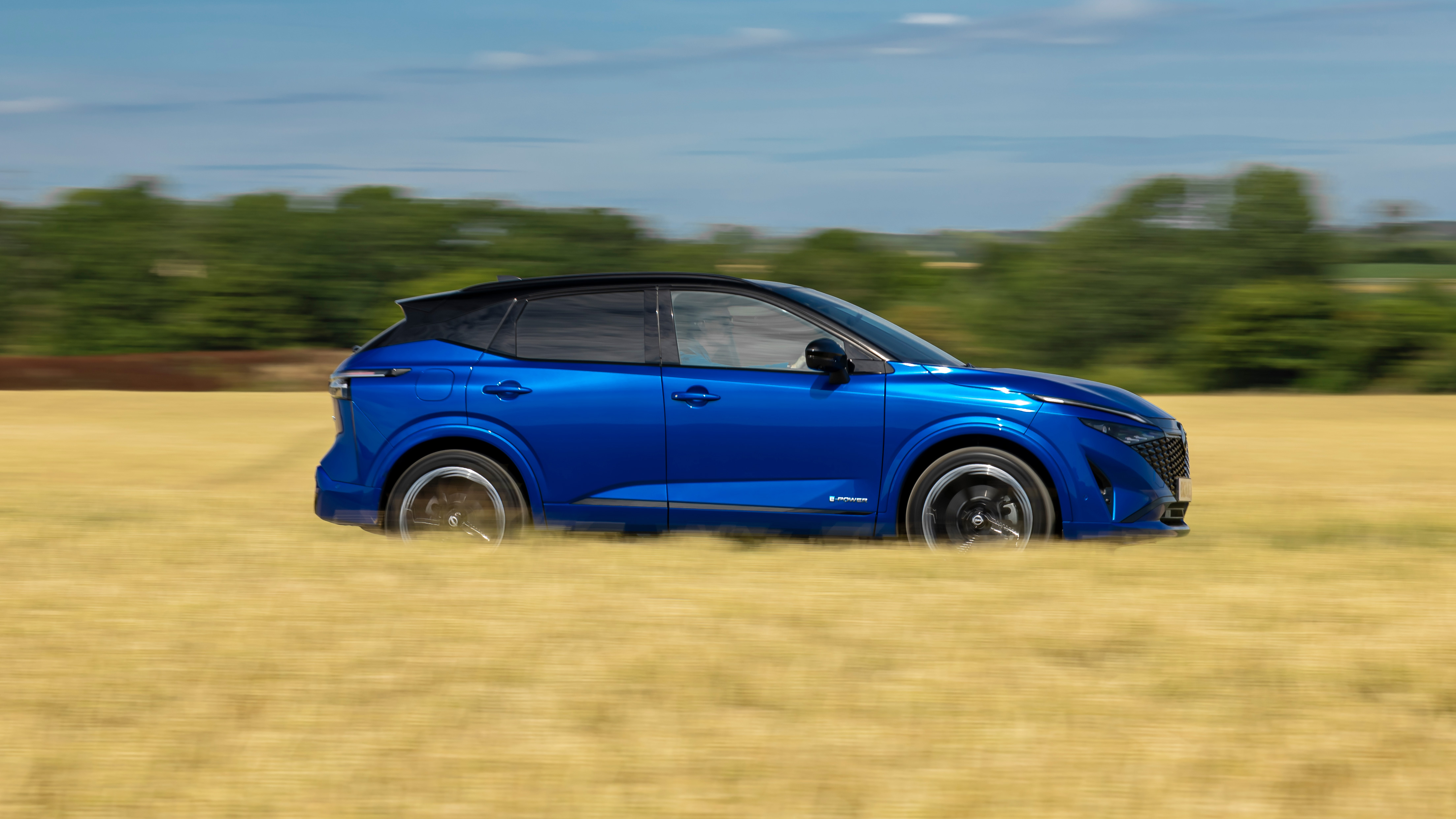 Nissan Qashqai side cruising