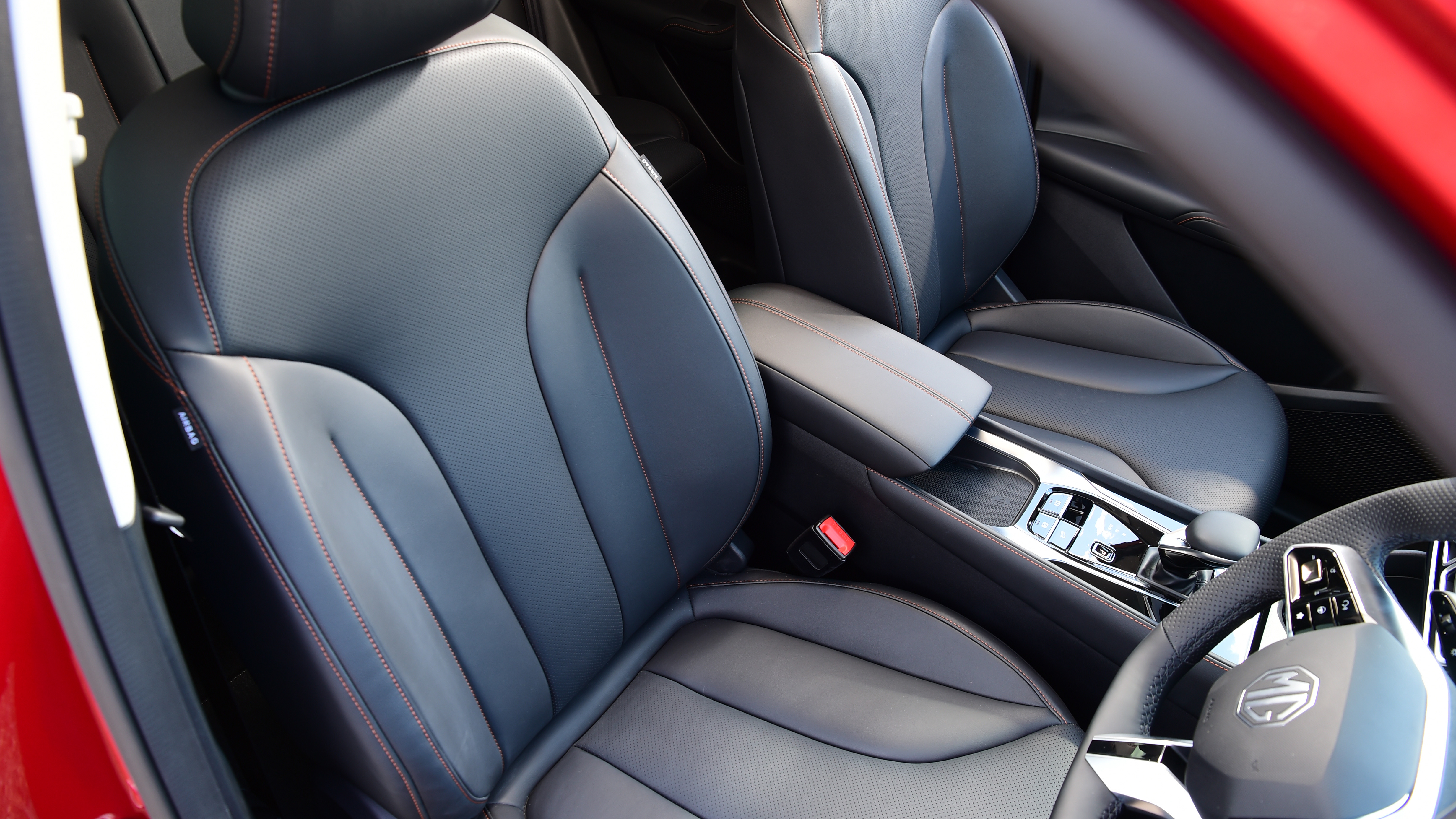 MG HS front seats