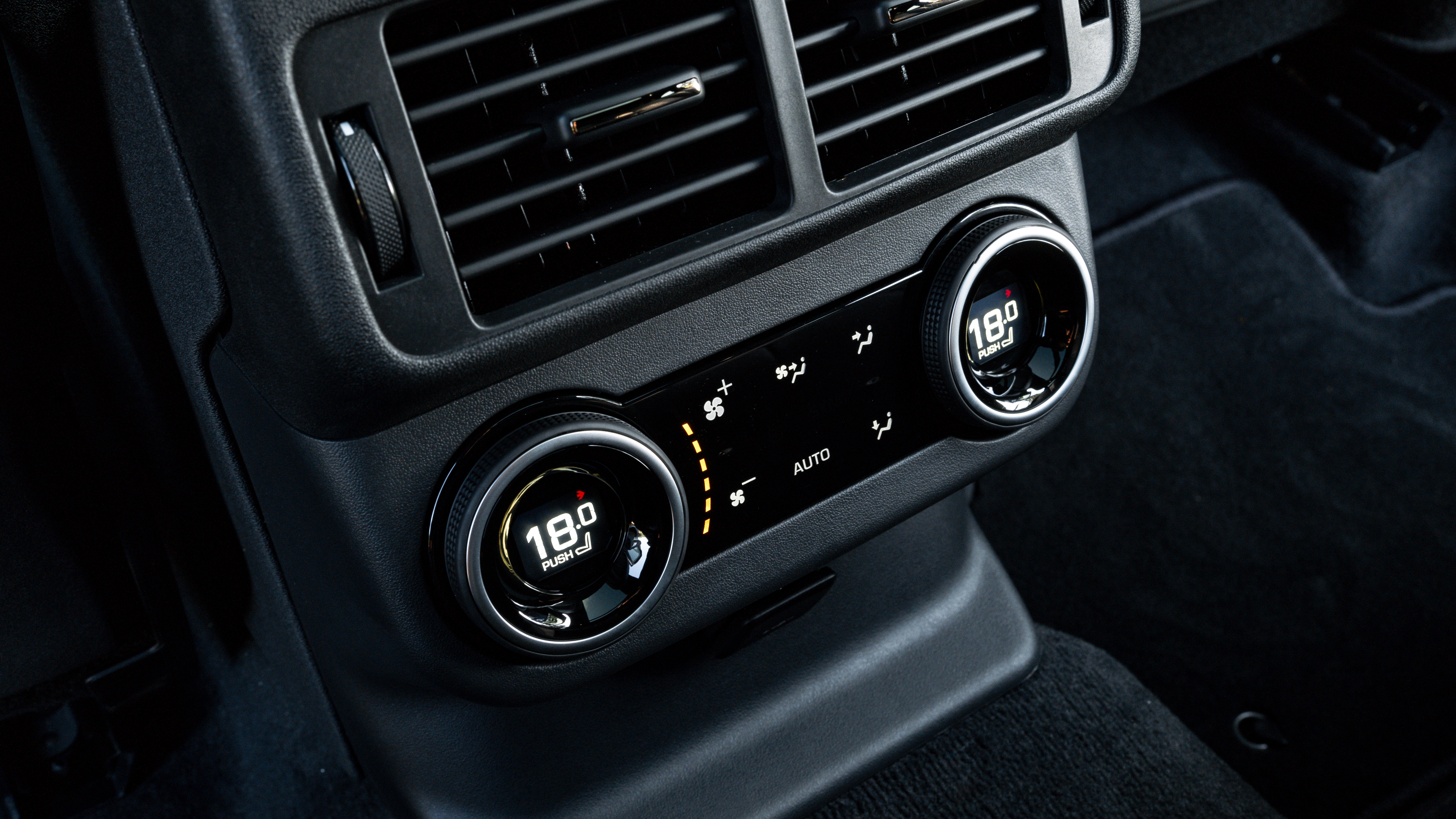 Range Rover Velar climate control rear
