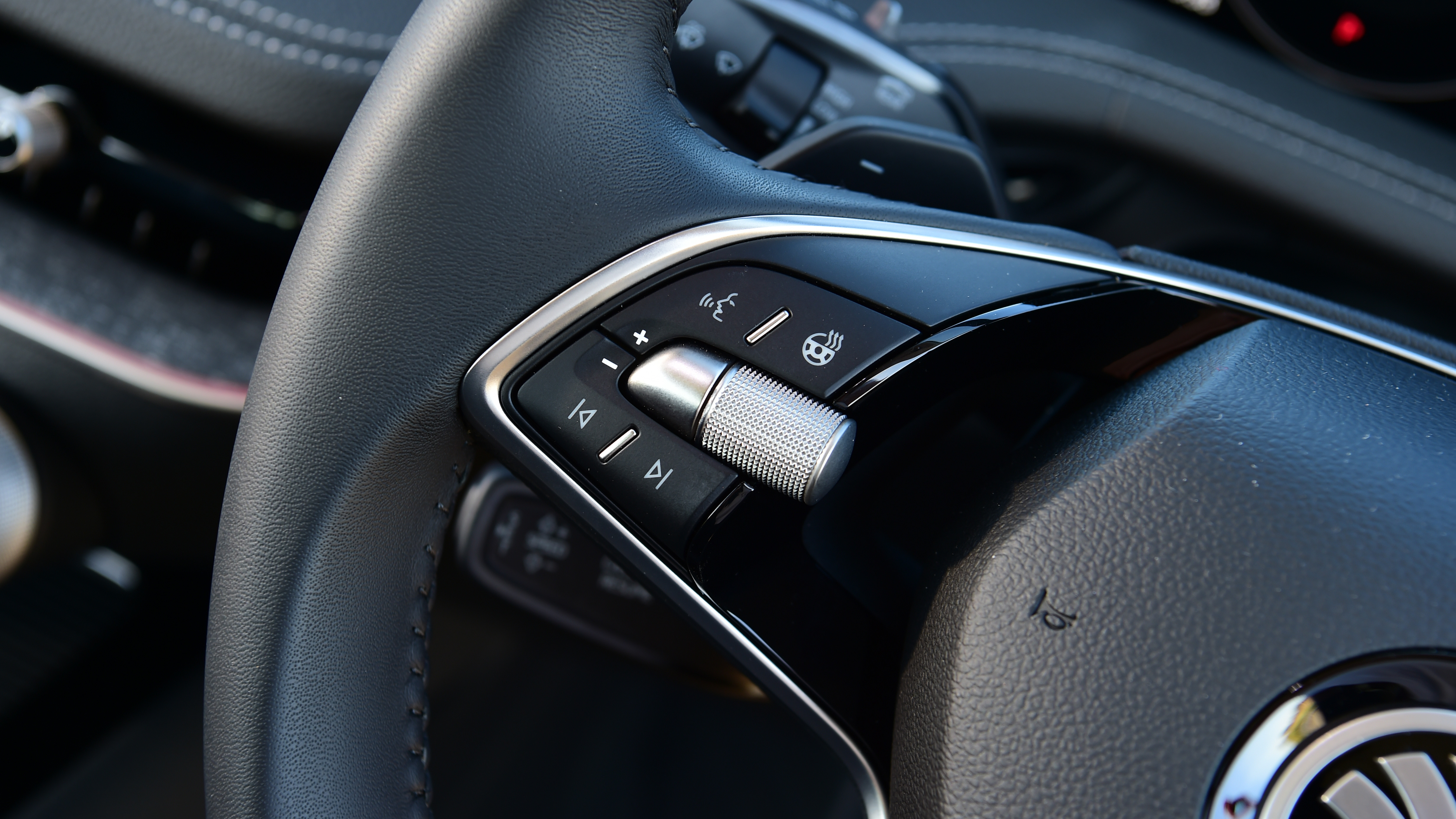 Skoda Superb steering wheel buttons