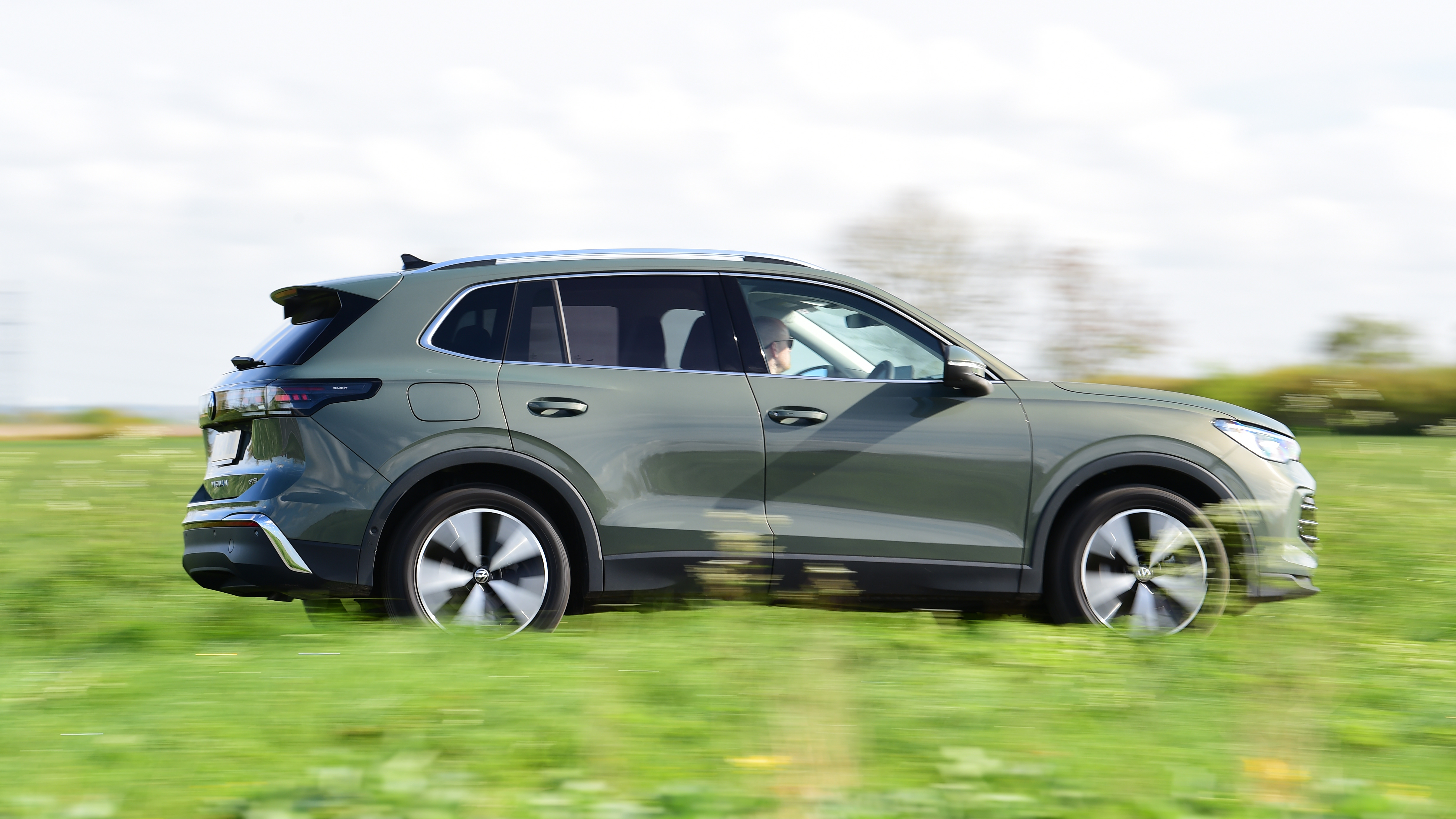 Volkswagen Tiguan side