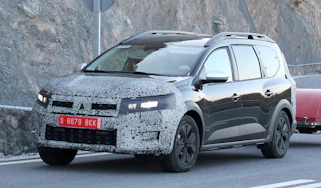 2026 Dacia Jogger spy shot front quarter