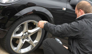 Filling a car tyre with air
