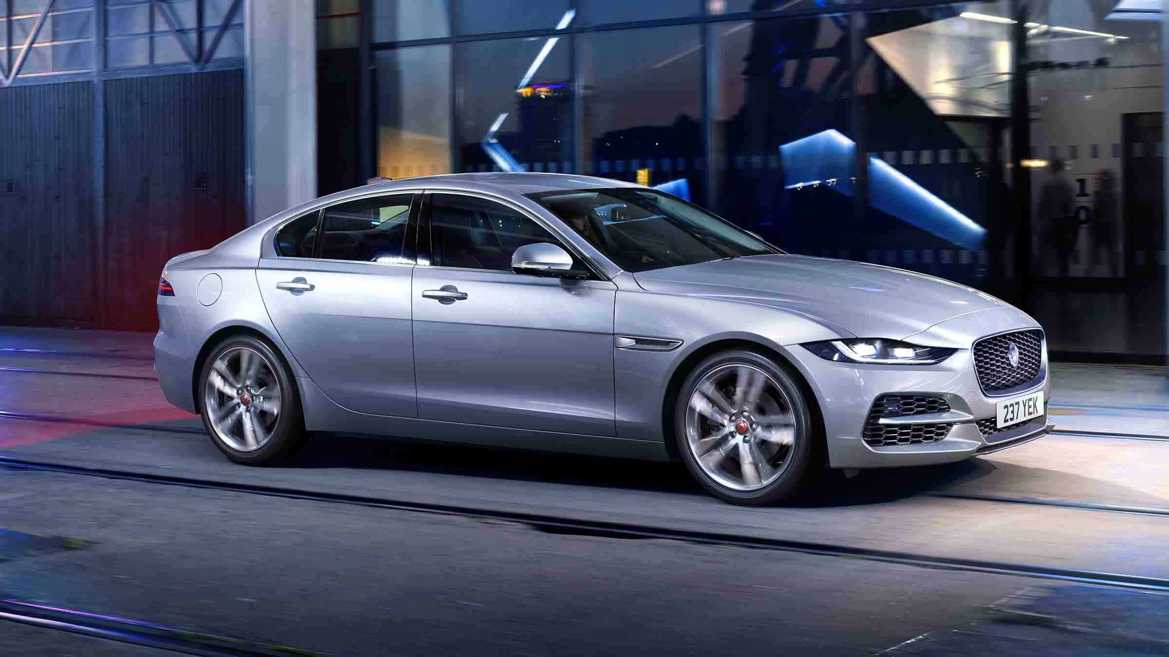 2020 Jaguar XE facelift driving