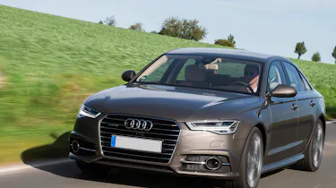 Fahraufnahme Farbe: Dakotagrau</br><font size="2"><b>Verbrauchsangaben Audi A6 Limousine:</b></br>Kraftstoffverbrauch kombiniert in l/100 km: 7,6 - 4,2;</br>CO<sub>2</sub>-Emission kombiniert