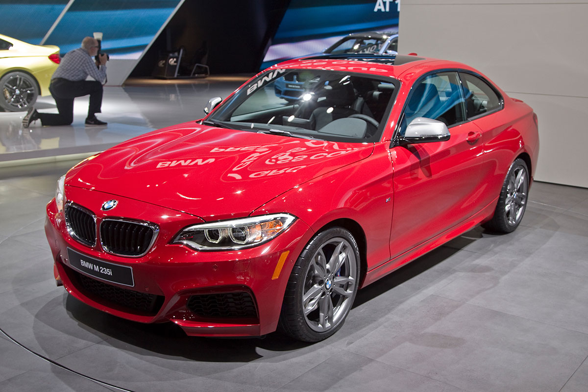 BMW M235i 2014 front quarter static