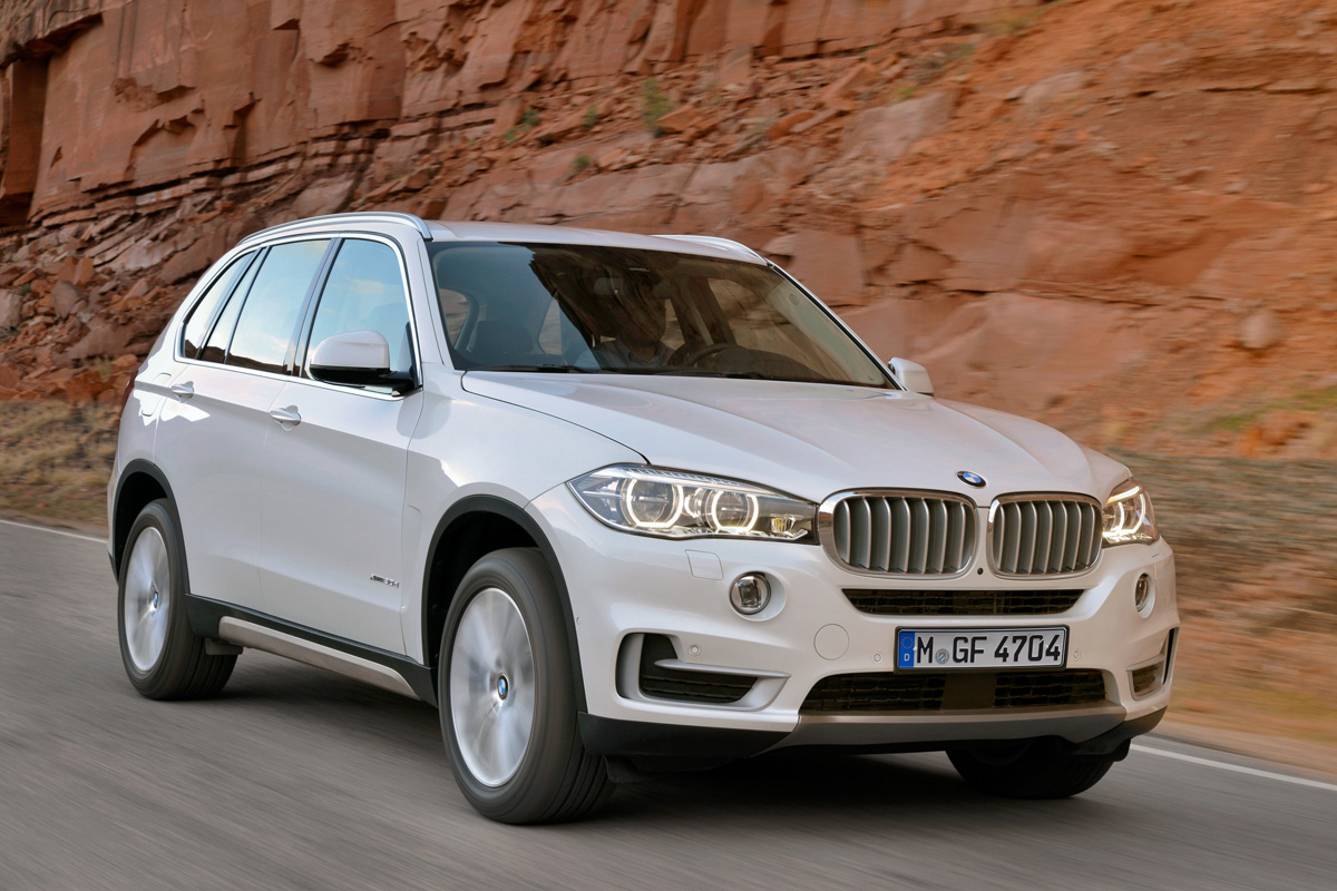 BMW X5 SUV 2013 front quarter tracking