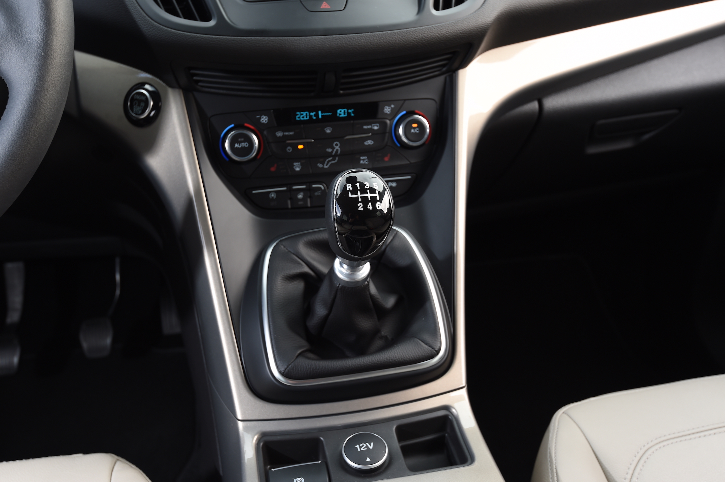 On petrol cars, the manual gearbox can be chosen with two-wheel drive