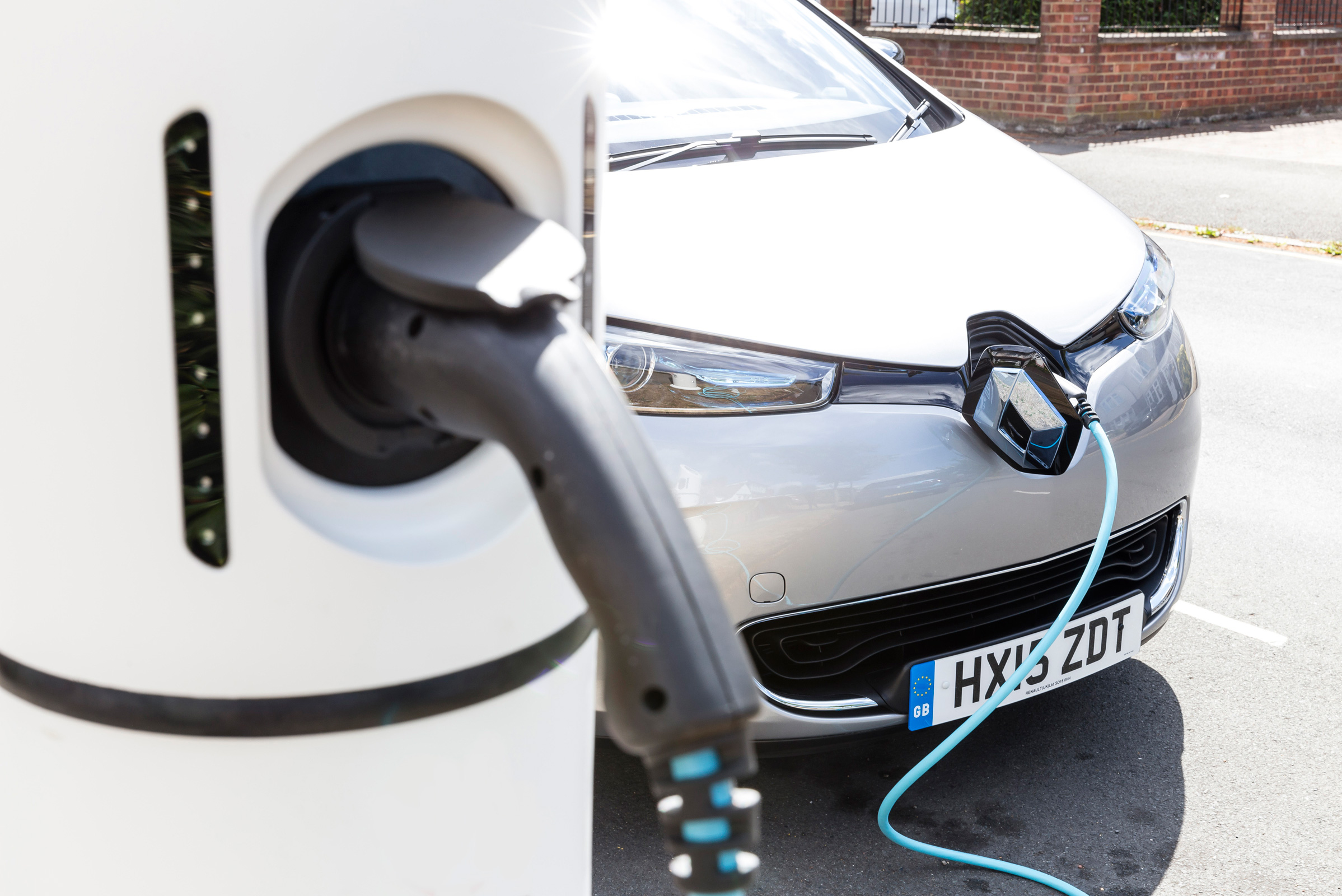 How to charge an electric car