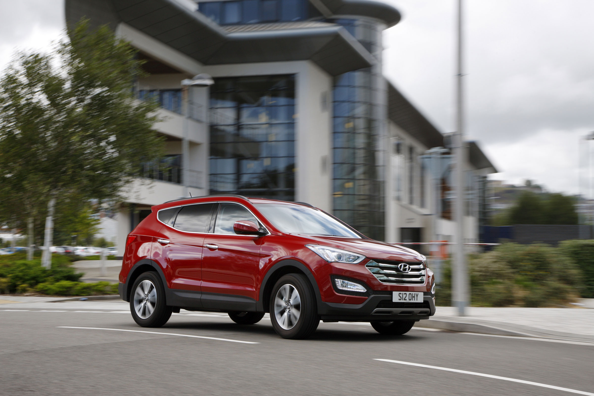 Economy of 46.3mpg is respectable for a big SUV, but can't match the Discovery Sport for efficiency