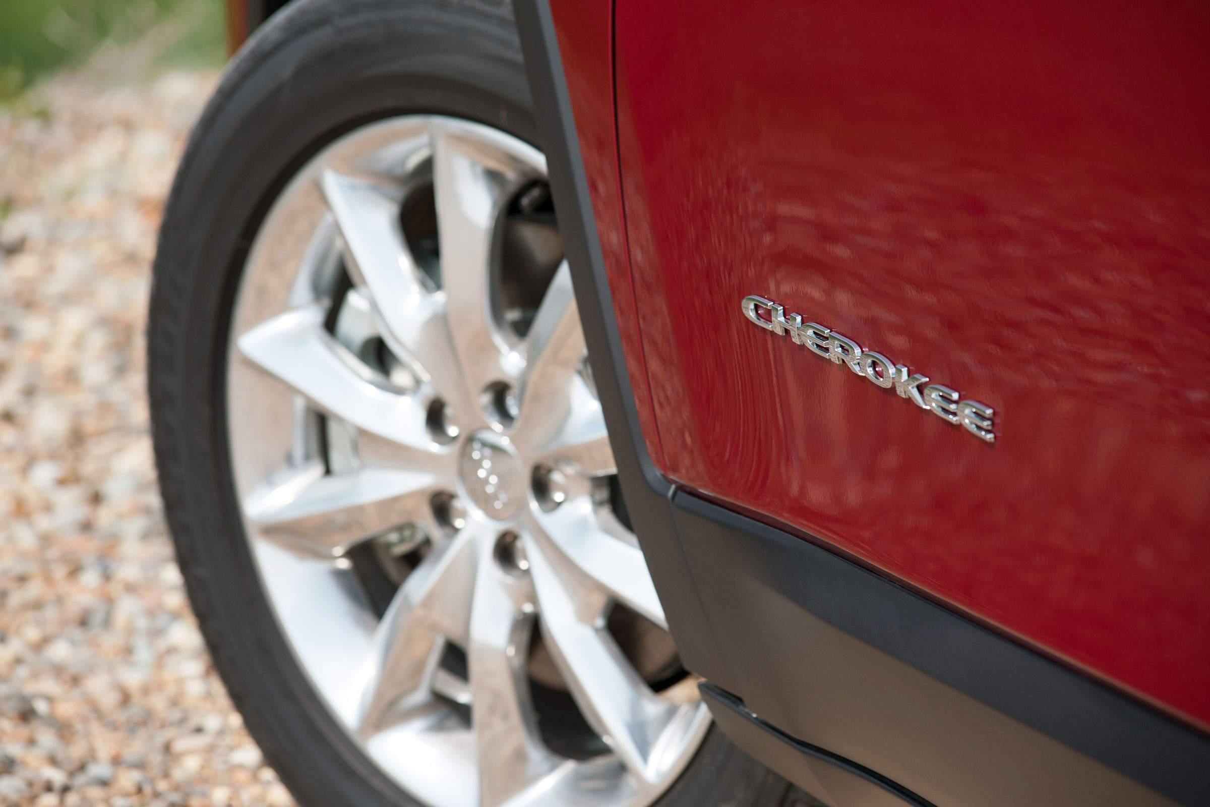 The entry-level Jeep Cherokee model comes with 17-inch alloy wheels.