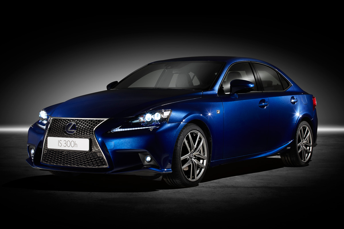 Lexus IS 300h 2013 front quarter