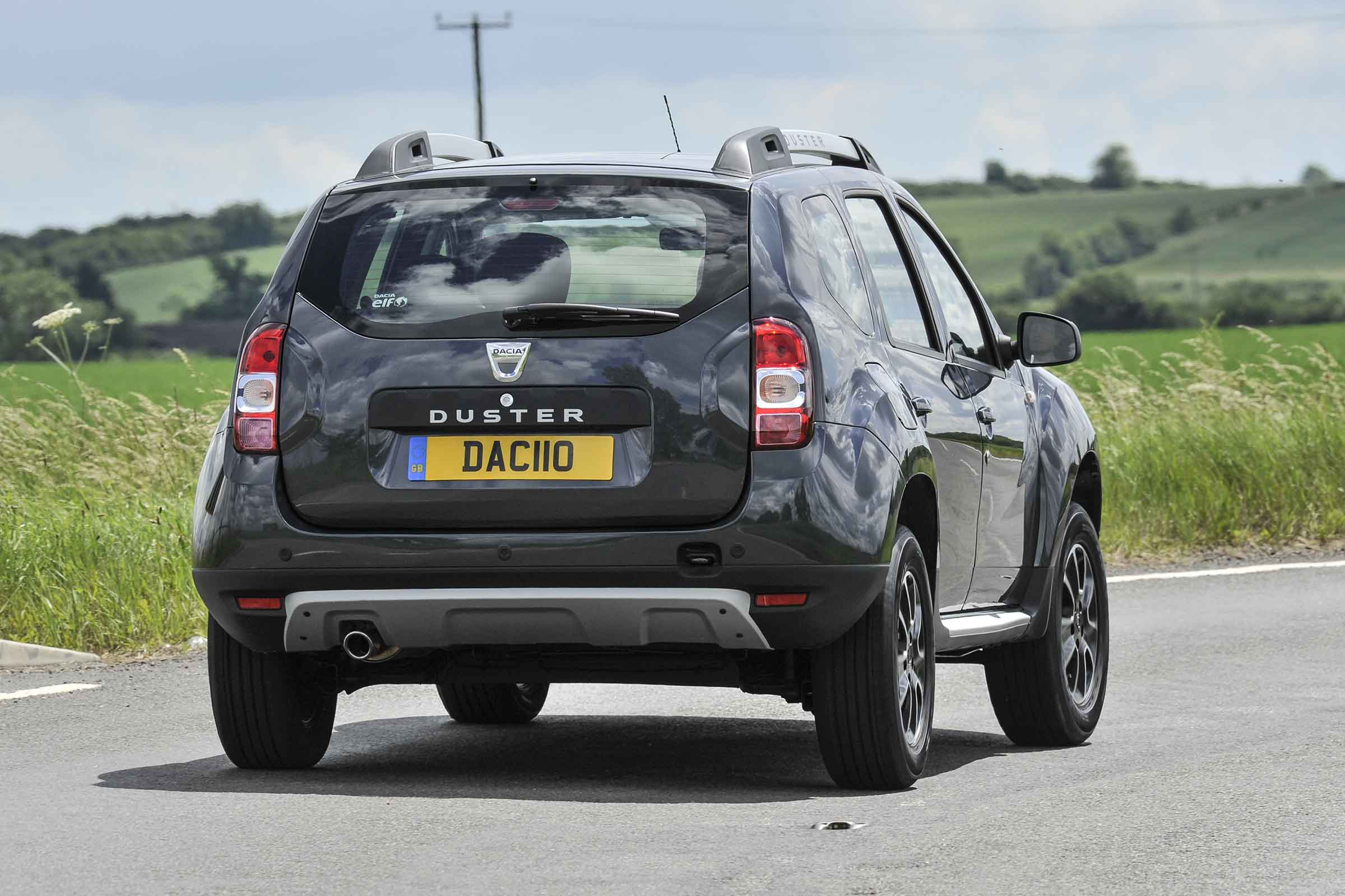 Front-wheel drive petrol Dusters have a five-speed manual gearbox as standard, while other models are six-speed