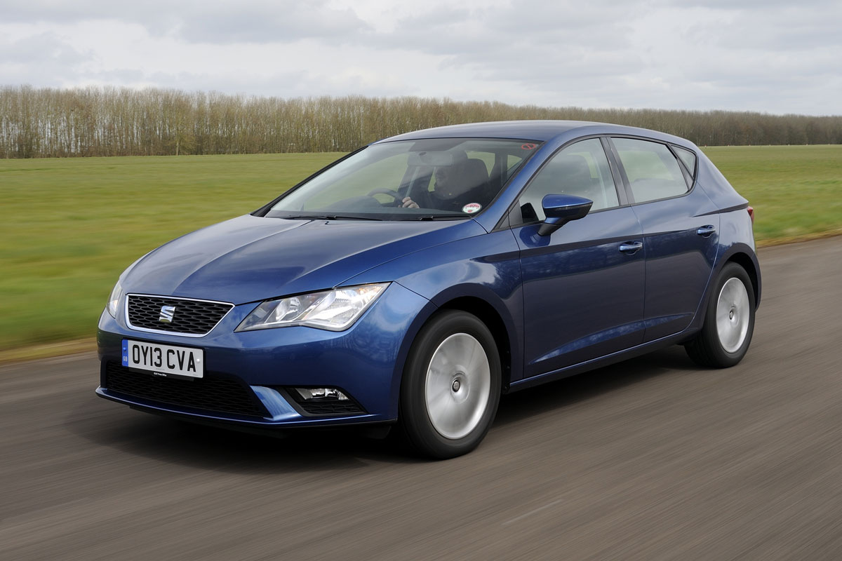 SEAT Leon hatchback 2013 front quarter tracking