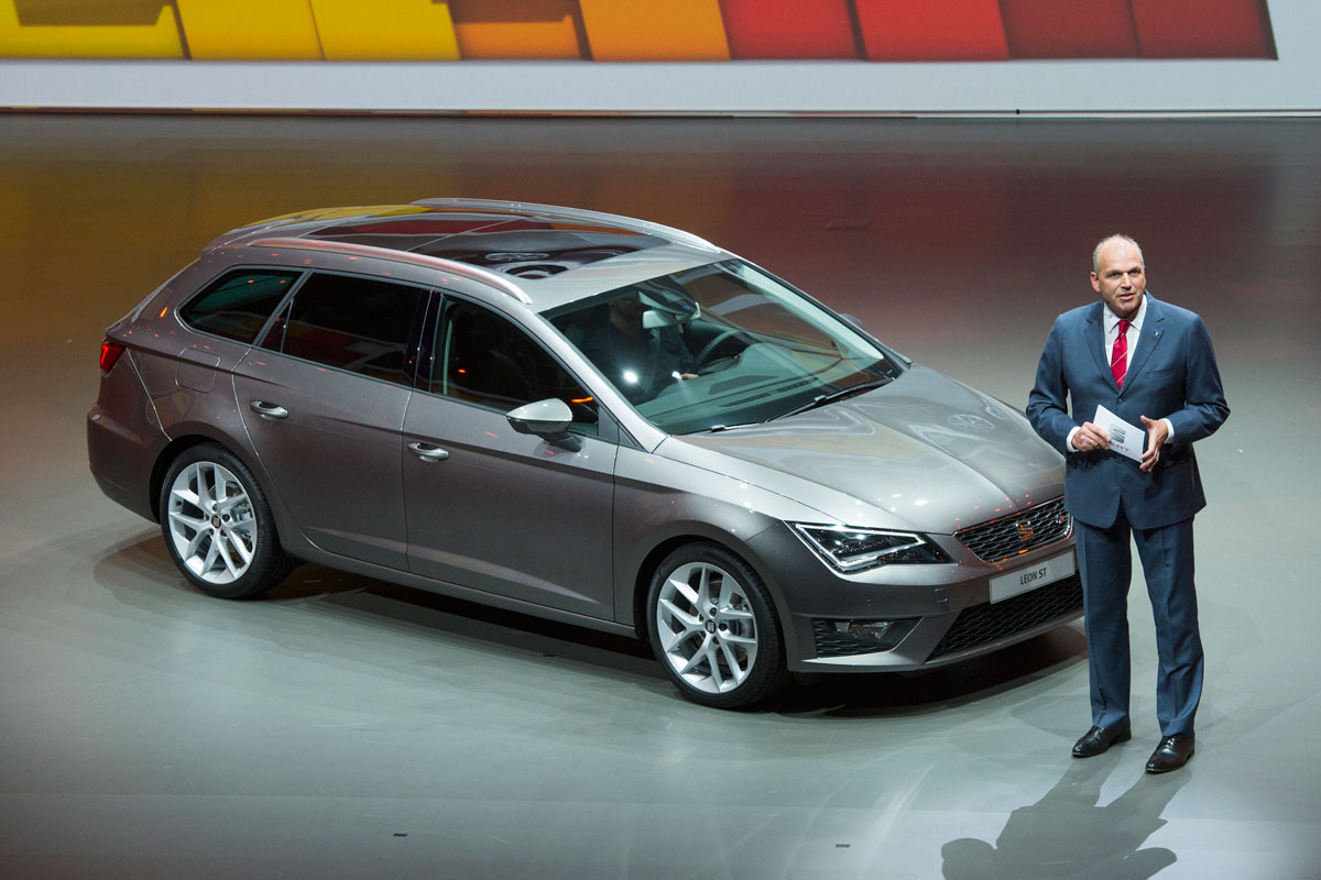 SEAT Leon ST front quarter static risen