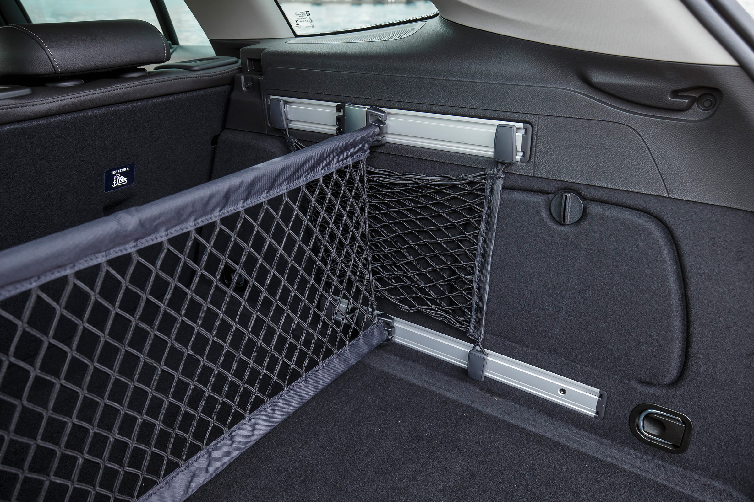An adjustable dividing net keeps loads secure in the boot