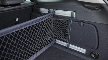 An adjustable dividing net keeps loads secure in the boot