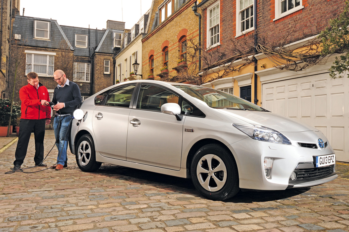 Toyota Prius Plug-In hatchback 2013 front quarter static
