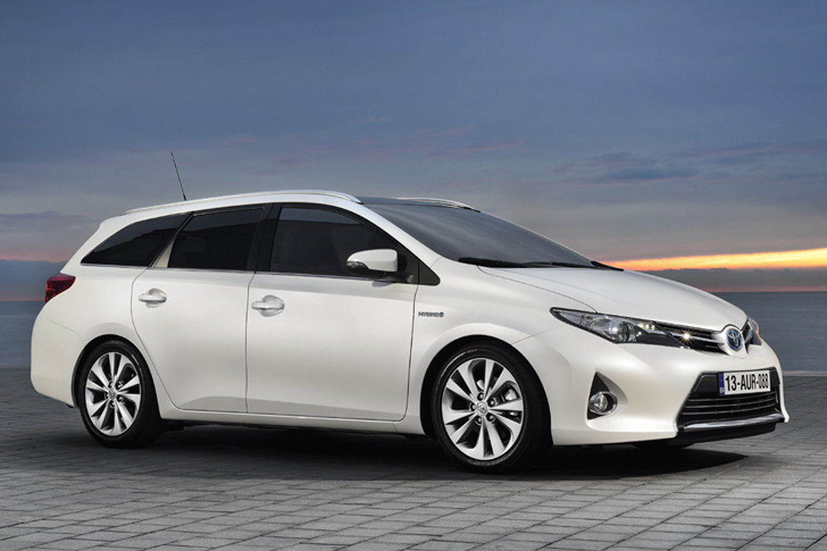 Toyota Auris Touring Sports 2013 front quarter