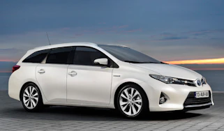 Toyota Auris Touring Sports 2013 front quarter