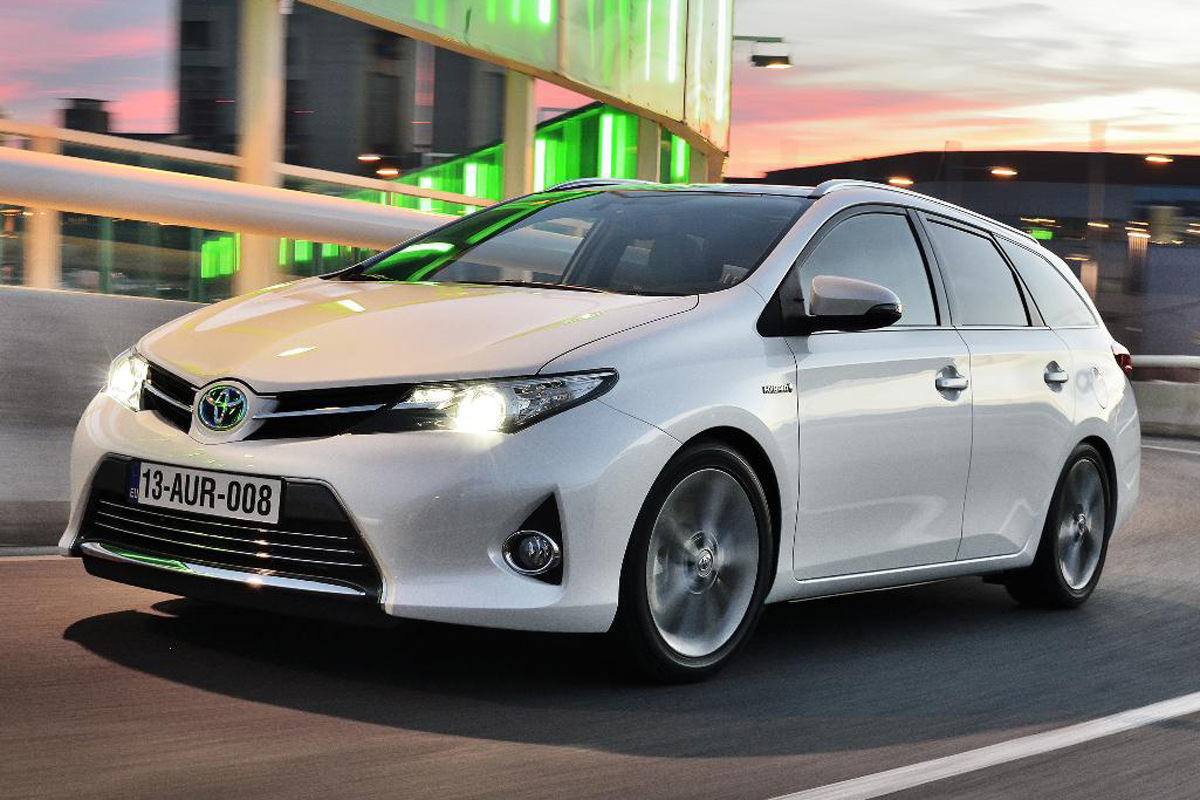 Toyota Auris Touring Sports 2013 front quarter 