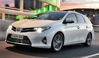 Toyota Auris Touring Sports 2013 front quarter