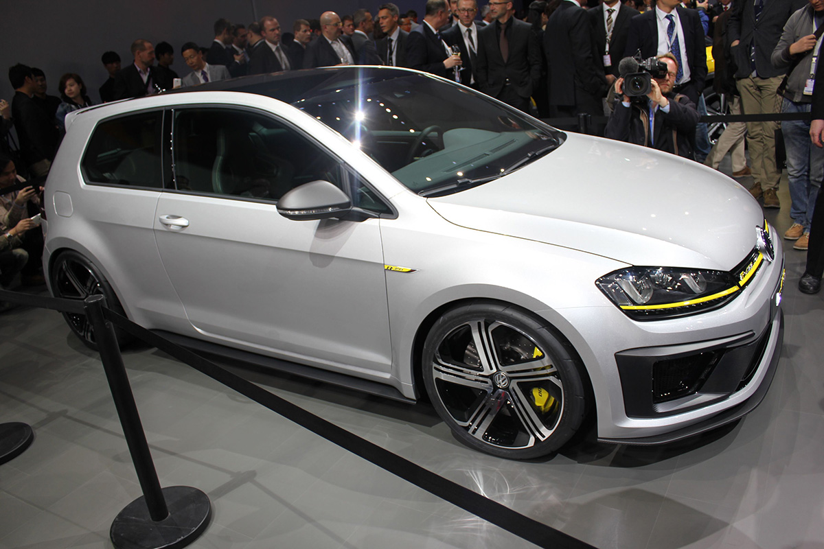 Volkswagen Golf R 400 front quarter static