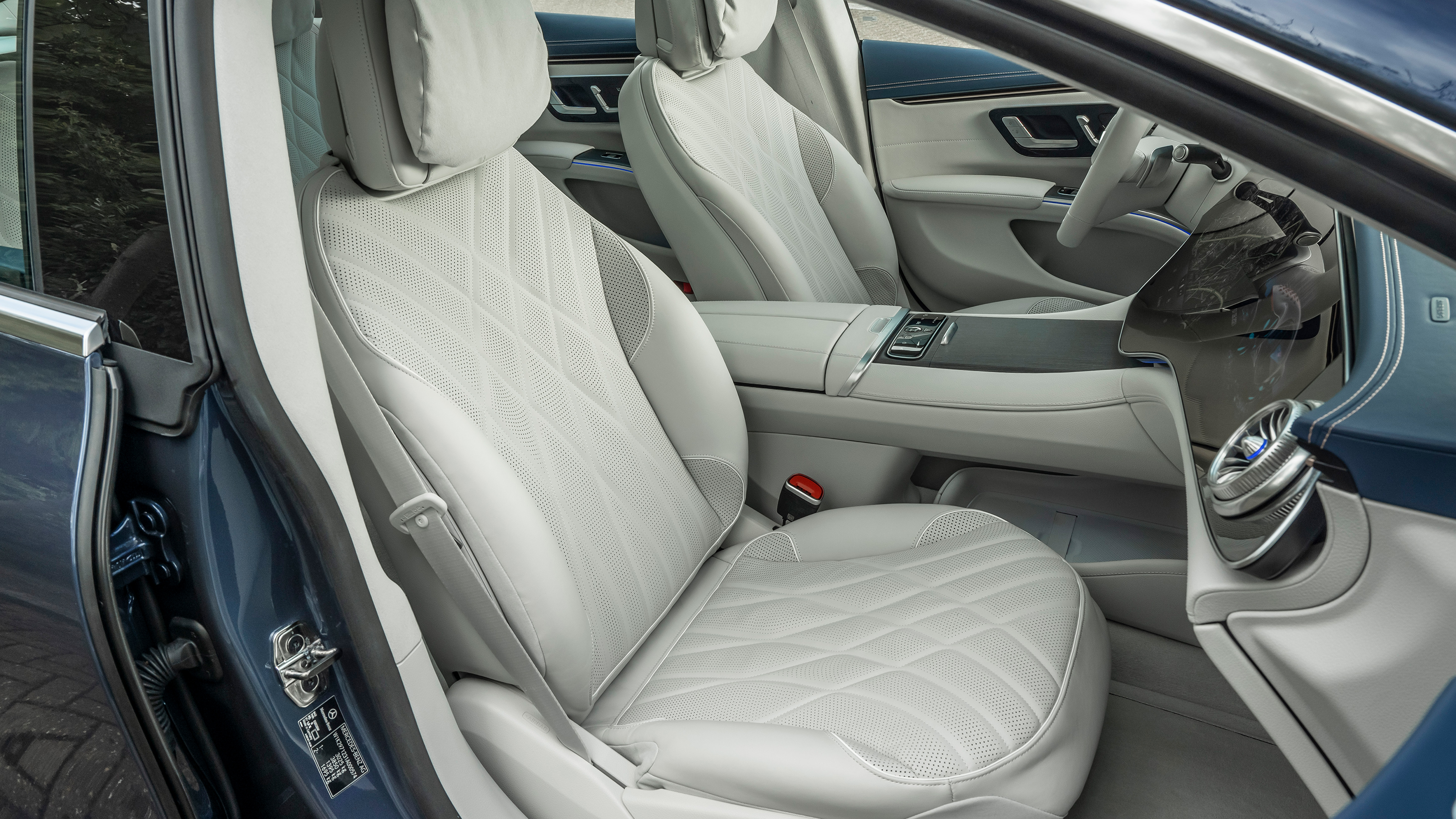 Mercedes EQS hatchback front seats