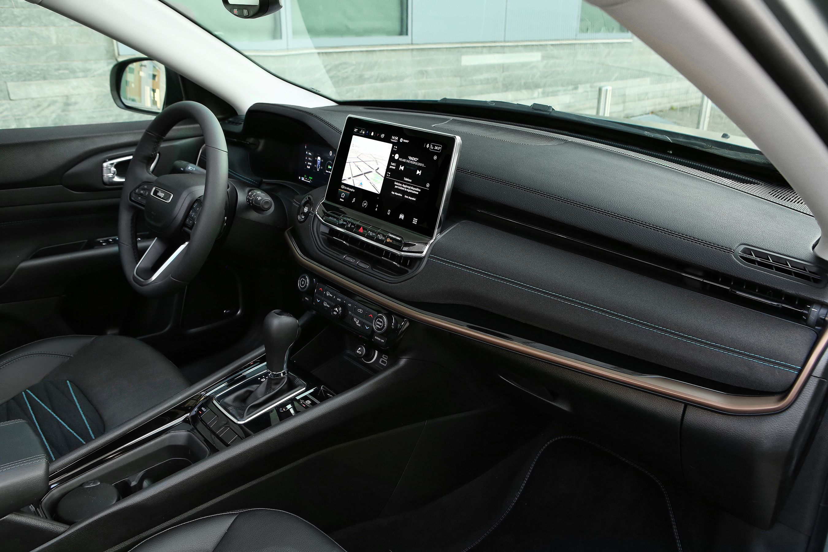 Jeep Compass e-Hybrid interior