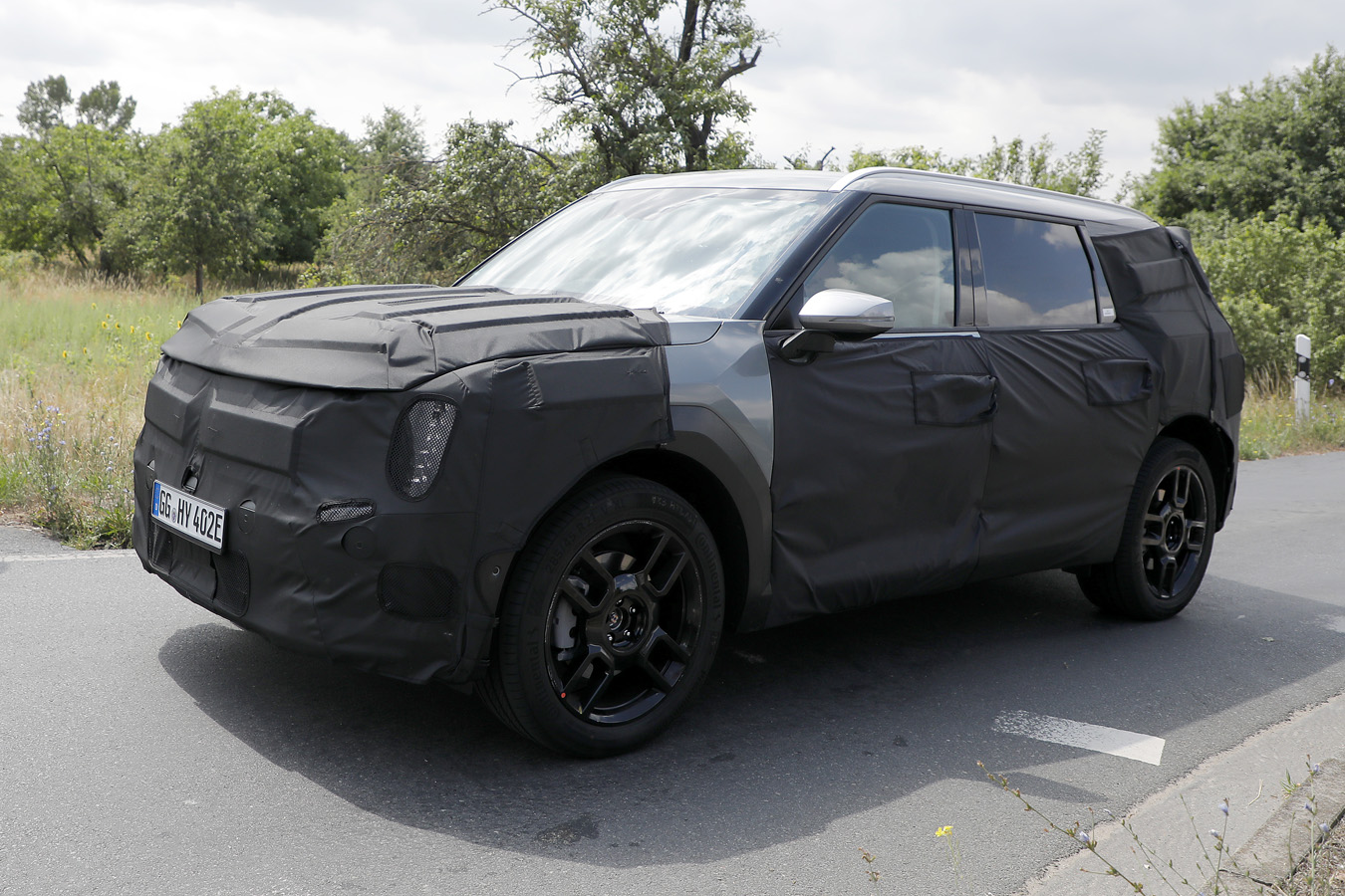 Kia EV9 spy shot passenger side front