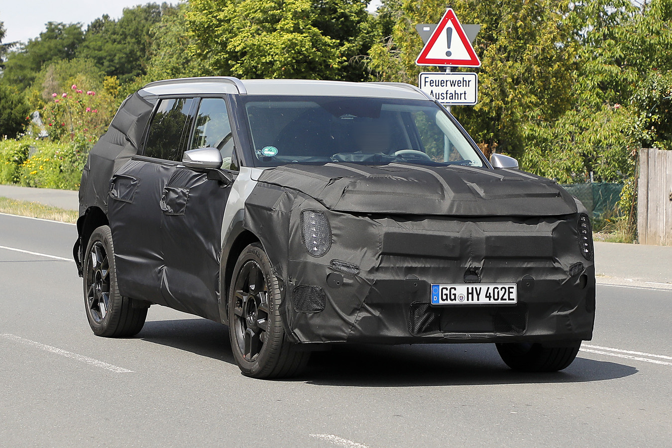 Kia EV9 spy shot front driver side